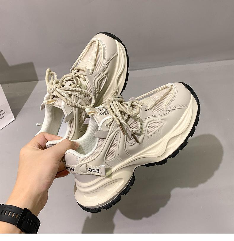 Универсальные спортивные туфли на толстой подошве с нескользящей сеткой в стиле ретро, женские новые летние модели 2025 года, демонстрируют свои ноги и маленькую популярную обувь для пап