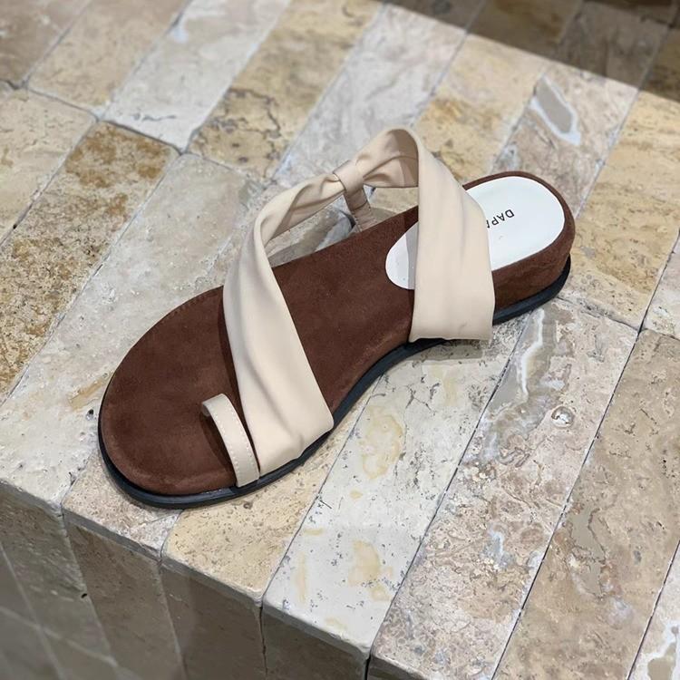 Мягкая подошва с юбкой темперамент фея стиль модные сандалии летняя обувь 2025 нежные сандалии на плоской подошве с открытым носком прилив