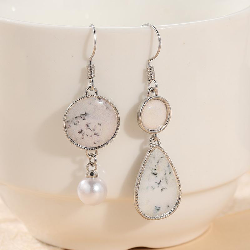 Элегантные серьги-подвески с инкрустацией синтетической белой бирюзой и искусственным жемчугом для женщин Изысканные банкетные ювелирные аксессуары