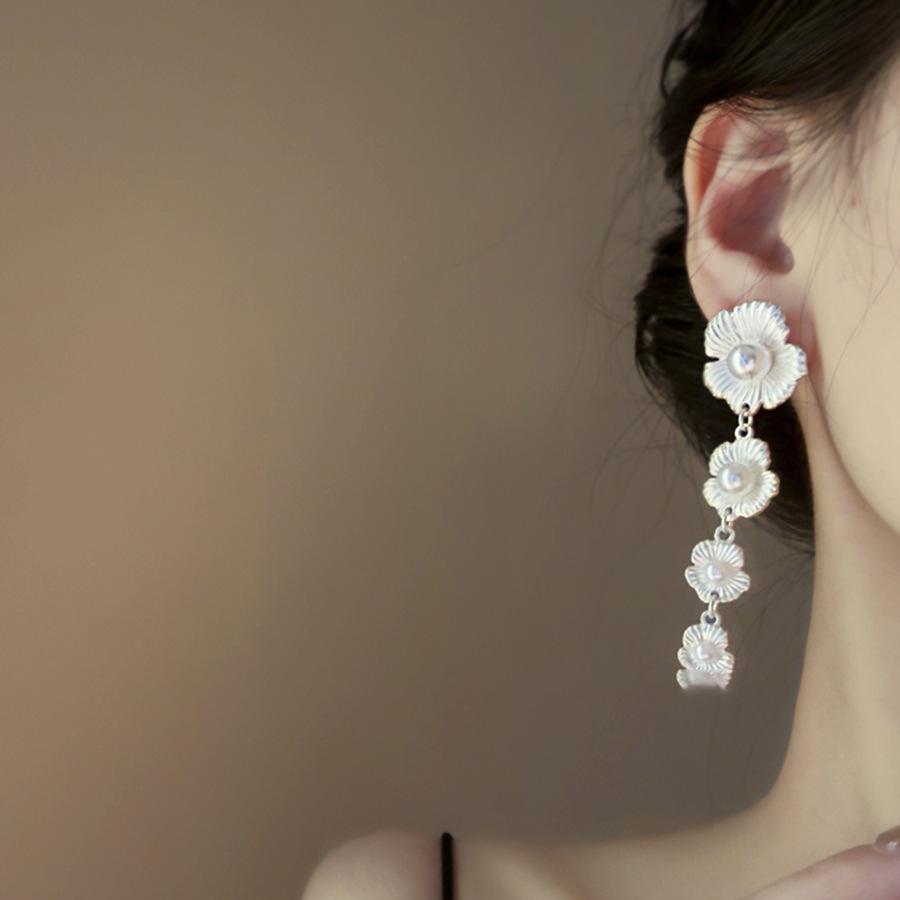 Серьги с жемчужными цветочными кисточками, серьги, подчеркивающие стиль «Холодный ветер», серьги в нишевом стиле, отражающие чувство стиля.
