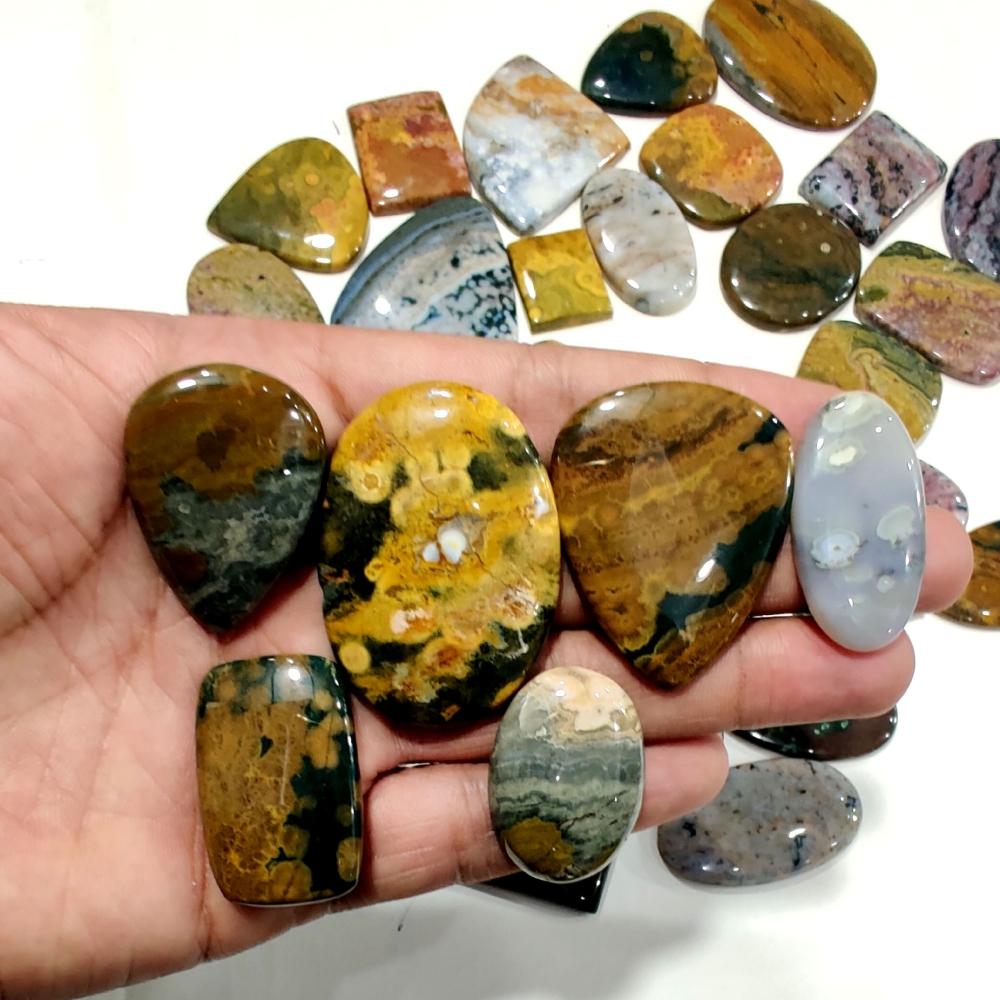 Натуральный кабошон из океанской яшмы. Партия кабошонов из океанской яшмы по весу, разных форм и размеров, используемых для изготовления ювелирных изделий.