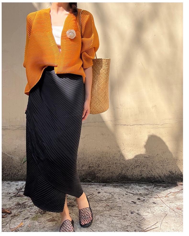 Женская черная плиссированная юбка средней длины с асимметричным разрезом от Мияке