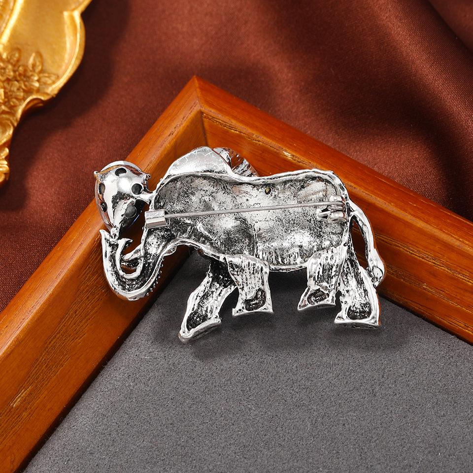 Retro Crystal Wealth Elephant Brooch – Rhinestone Alloy Animal Ornament for Outerwear Accessories and Gifts