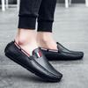 2024Классическая повседневная мужская кожаная обувь, легкая и нескользящая, лоферы, надеваемые одним движением ноги, удобная обувь для вождения на плоской подошве