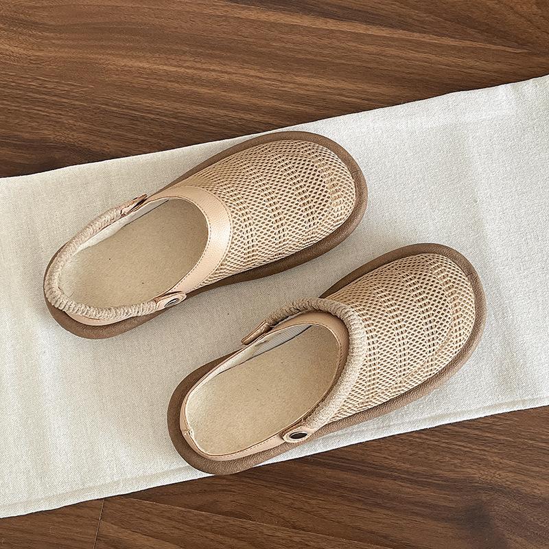 Женщины носят сандалии, одну туфлю и две туфельки-мешки на мягкой подошве и полутапочки, а также дышащую сетчатую обувь с одним отверстием для педали.