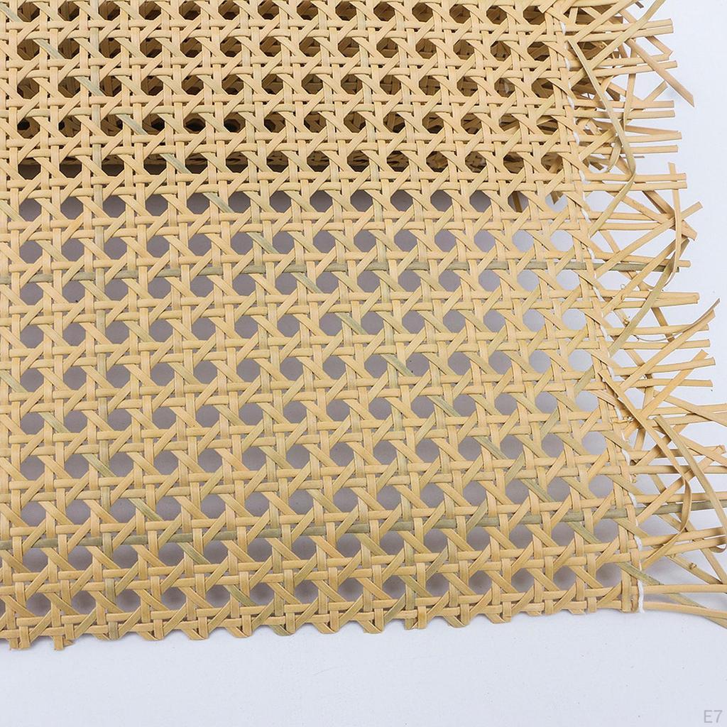 Удочка с ротанговой тростью, плывущей по течению