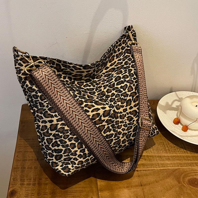 Большая вместимость, широкий плечевой ремень, сумка через плечо, новый стиль, сумка с леопардовым принтом, женская мода, сумка-ведро для поездок на работу