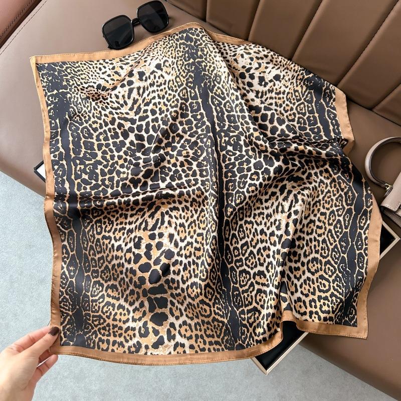 Spring and summer new Korean fashion sweet polka dot simulation silk small square scarf women's thin sunscreen silk scarf decorative small scarf