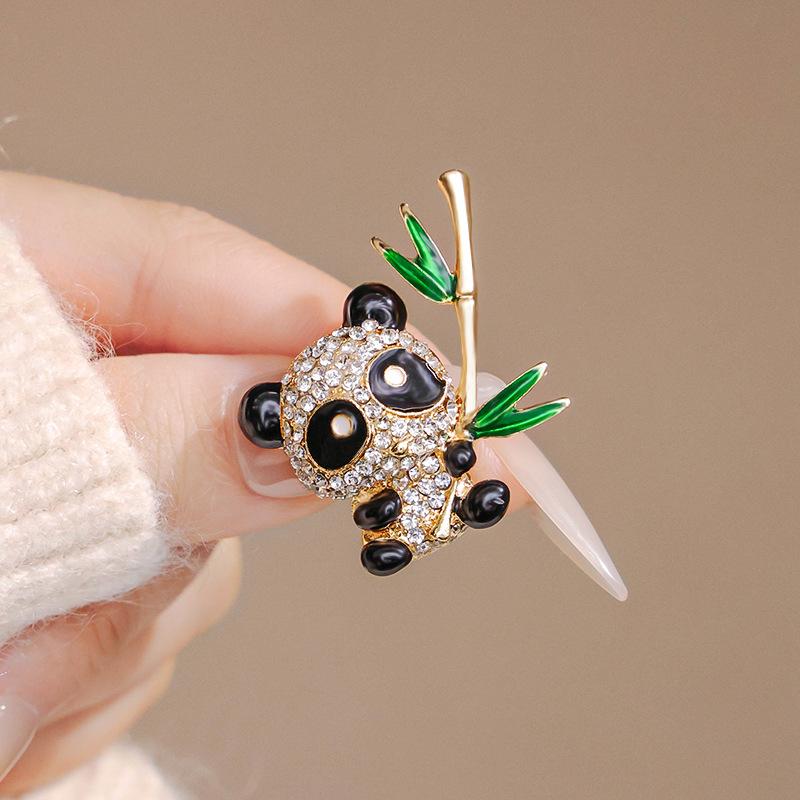 Милая брошь в виде панды из бамбука, универсальная брошь в виде животного из бамбука с бриллиантами, антибликовые аксессуары для куртки