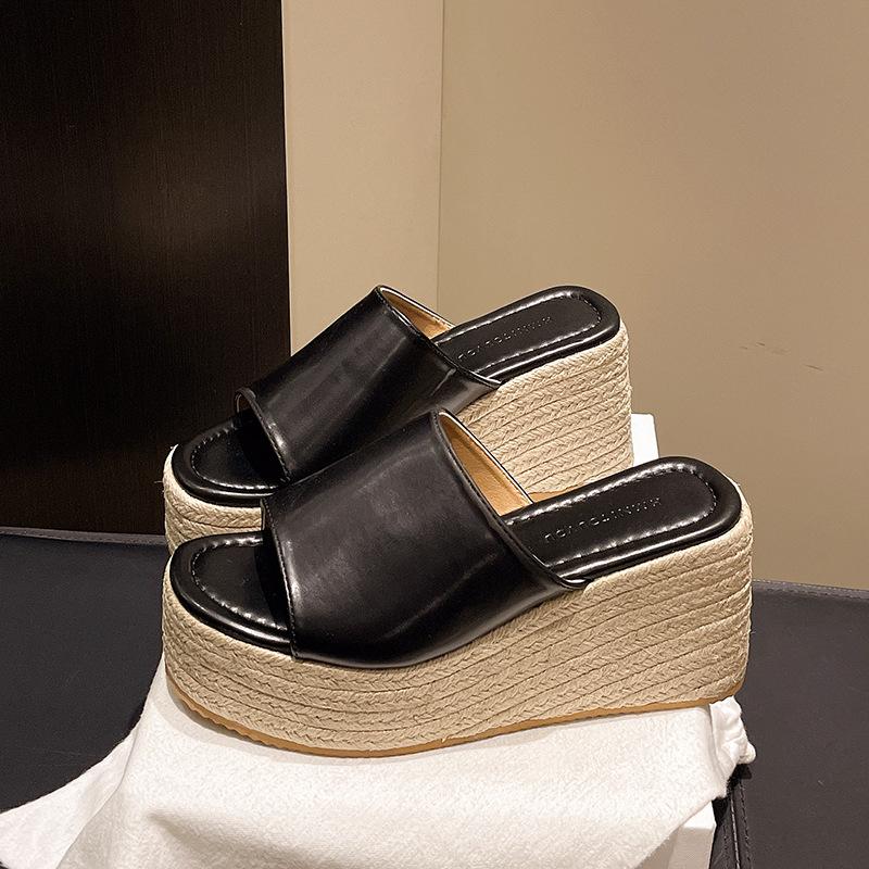 Крутые шлепанцы на танкетке, женские, новая летняя мода, на толстой подошве, универсальные, маленькие шлепанцы из соломы на одном ремешке