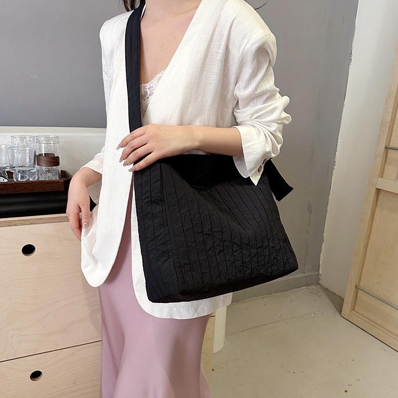 Bucket Bag Pleated Underarm Bag Women'S Simple Texture Bag Versatile Commuter Large Capacity Messenger Tote Bag Women