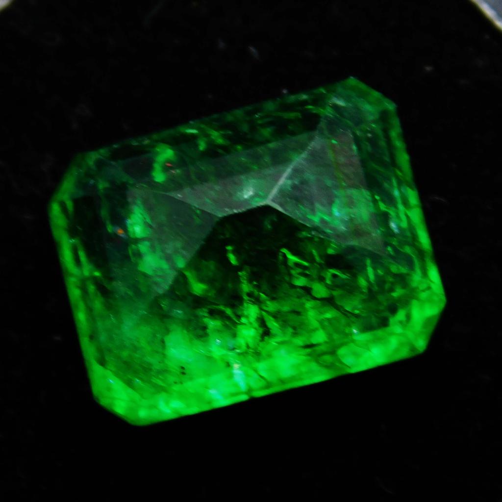 Green Colombian 9 Carat Natural Emerald Emerald Cut Loose Gemstone