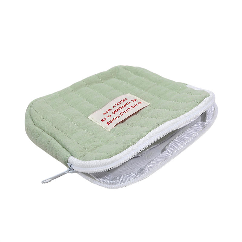 Сумка для хранения помады держалась рука об руку с сумкой для полотенец тети