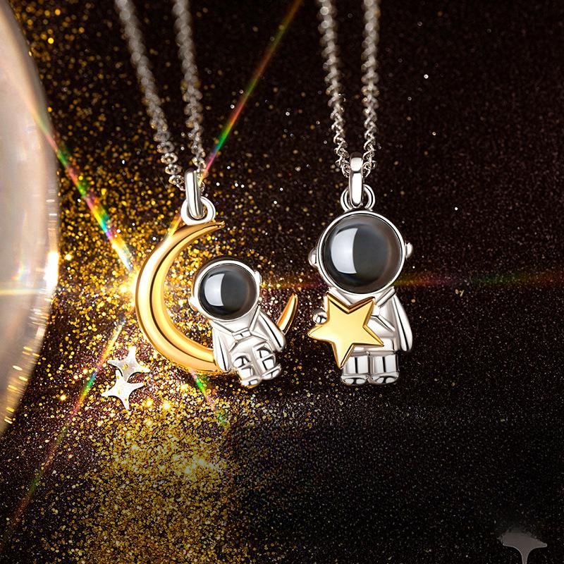 Astronaut Projection Couple Necklace, Male and Female Pair, Astronaut Star Picking and Moon Ranging Pendant, Collar Chain