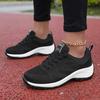 Новые летние женские кроссовки, легкие сетчатые туфли, дышащая платформа, противоскользящая шнуровка, модные черные кроссовки для бега и тенниса, женская тенденция 2024 года