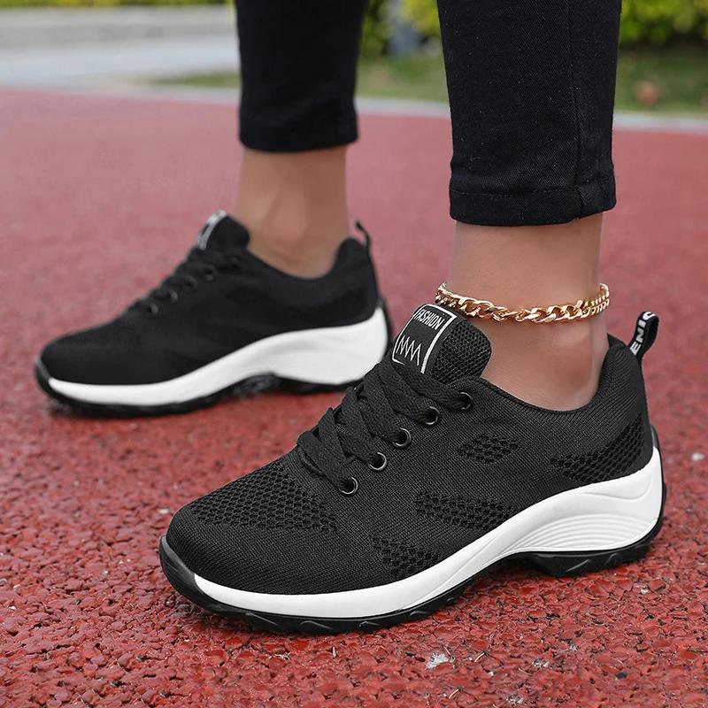 Новые летние женские кроссовки, легкие сетчатые туфли, дышащая платформа, противоскользящая шнуровка, модные черные кроссовки для бега и тенниса, женская тенденция 2024 года