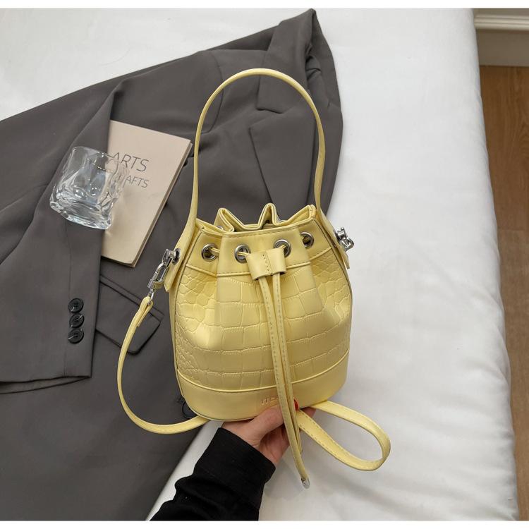 Модная женская сумка 2025 новая сумка-ведро через плечо в иностранном стиле с ремешком-помпой, нишевая сумка в стиле ретро с каменным узором