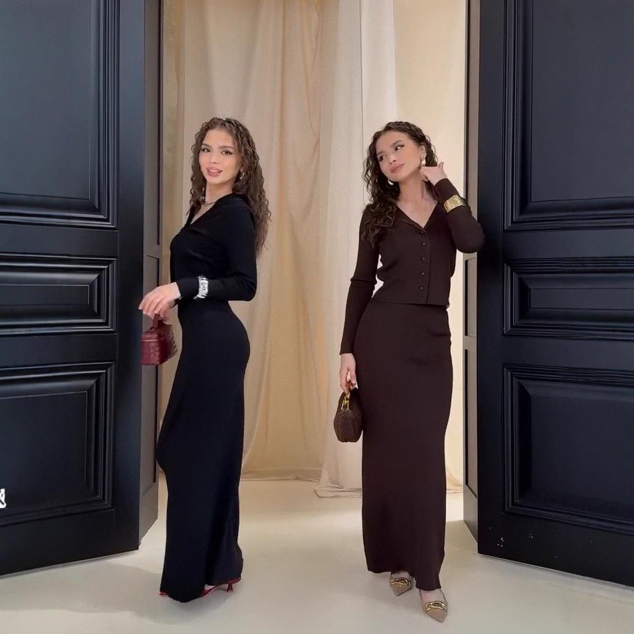 Комплект свитера с V-образным вырезом и длинными рукавами и вязаной юбки облегающего кроя на осень 2025 года для женщин