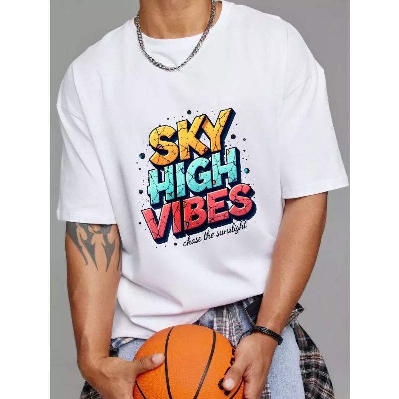 Белая футболка с красочным графическим принтом и текстом Sky High Vibes и Chase The Sunlight для повседневной носки и активного отдыха