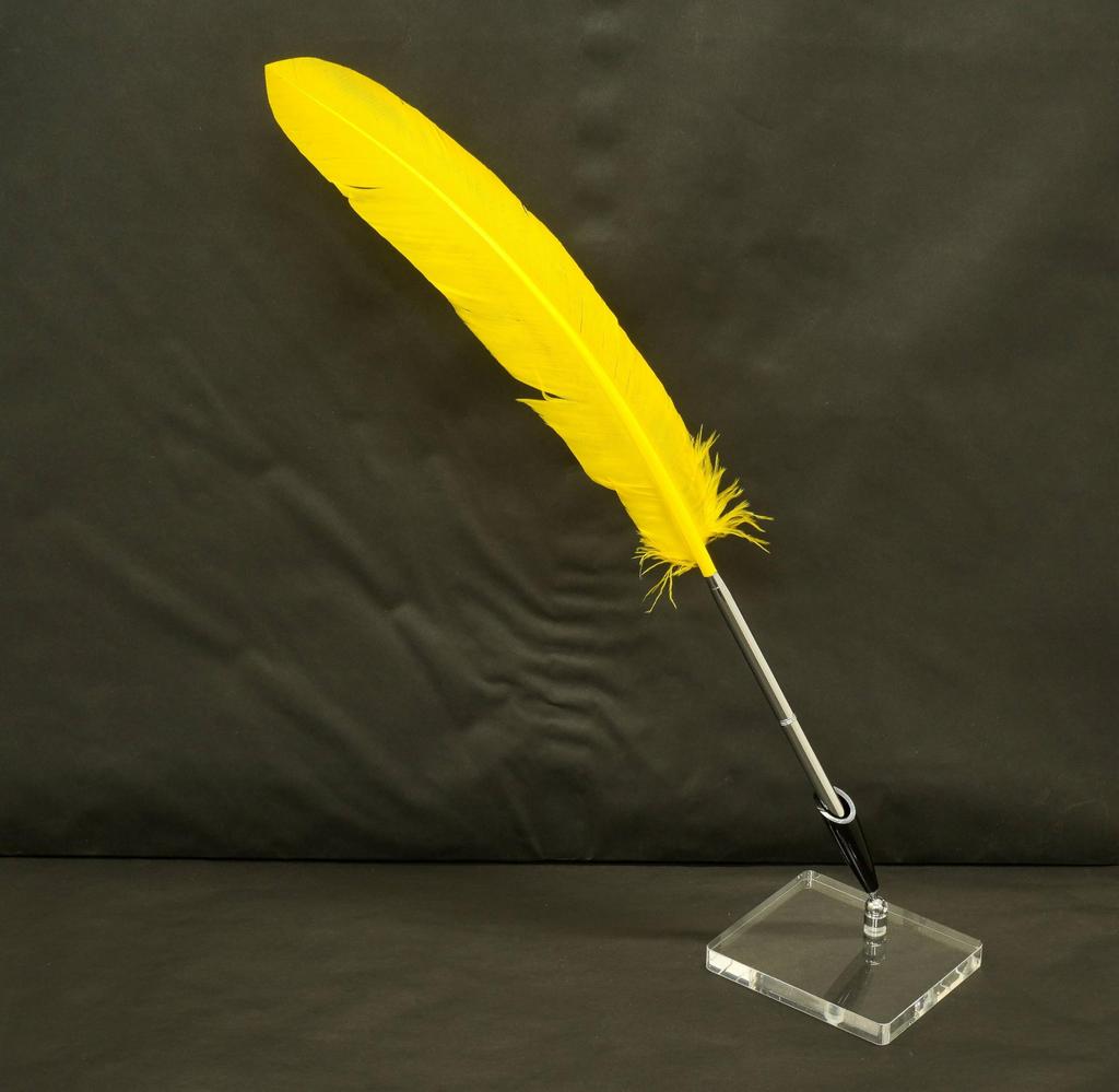 Набор из 2 штук Ручка-бункер роторного типа из латуни японской обработки с белым пером и желтым пером, прозрачная акриловая подставка для ручки с пером индейки и черной ручкой