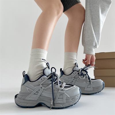 Популярные ретро-туфли для папы на маленькой платформе, женские, новинка 2025 года, легкая, увеличивающая рост, повседневная спортивная обувь