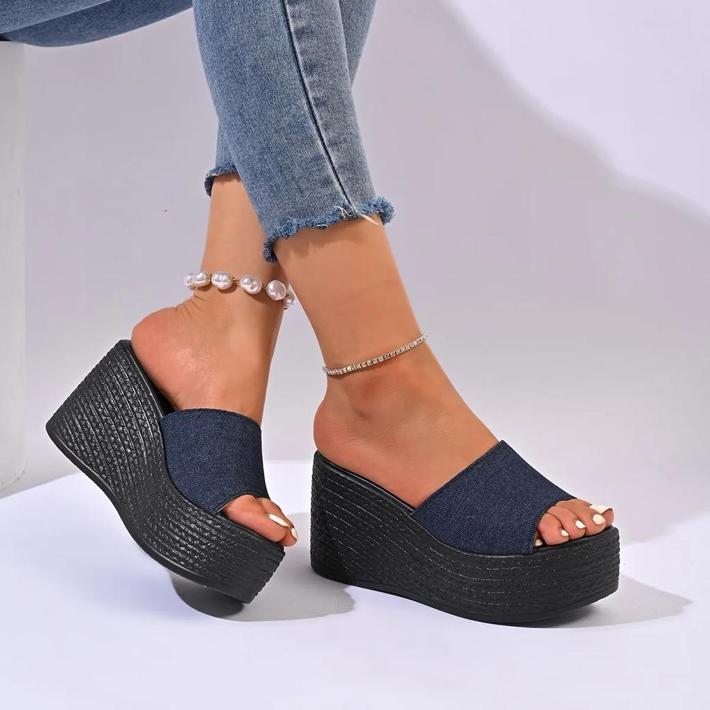 Женская трендовая летняя обувь на платформе для пляжа на танкетке. Новые модные трендовые женские удобные сандалии для отдыха на открытом воздухе. Обувь для женщин.