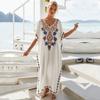 EDOLYNSA Белый винтажный длинный кафтан с вышивкой, повседневное платье макси с v-образным вырезом, летняя одежда, женская пляжная одежда, купальный костюм, накидка Q1490