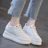 Женские белые кроссовки на платформе — корейский стиль 2020 года, натуральная кожа, увеличенная внутренняя высота, повседневный и универсальный дизайн