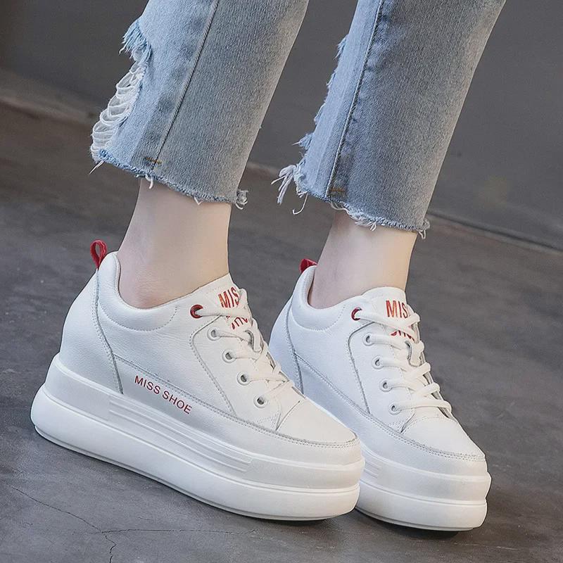 Женские белые кроссовки на платформе — корейский стиль 2020 года, натуральная кожа, увеличенная внутренняя высота, повседневный и универсальный дизайн
