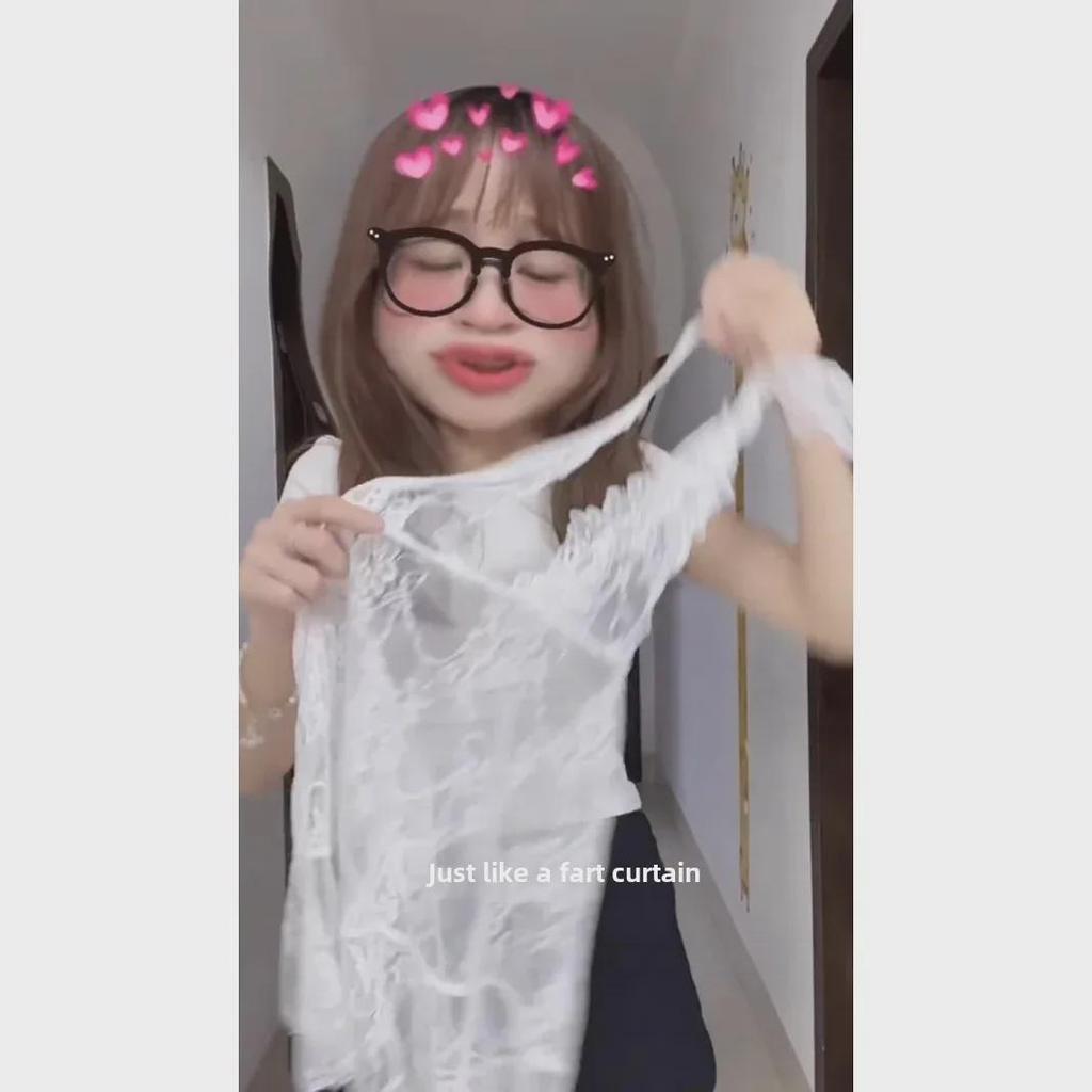 Женский топ из коллекции начала осени 2024 года с белым кружевом, бретельками через шею, внутренним слоем с V-образным вырезом и внешним кардиганом без рукавов.