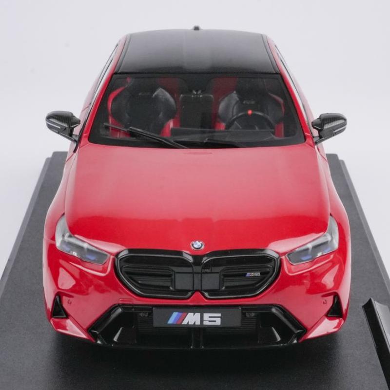 Bmw M5 G90 2025 Four-Door Sedan Simulation Alloy Car Model with Openable Doors and Display Base Solido 1:18 Die-Cast Metal Scale Static Miniature