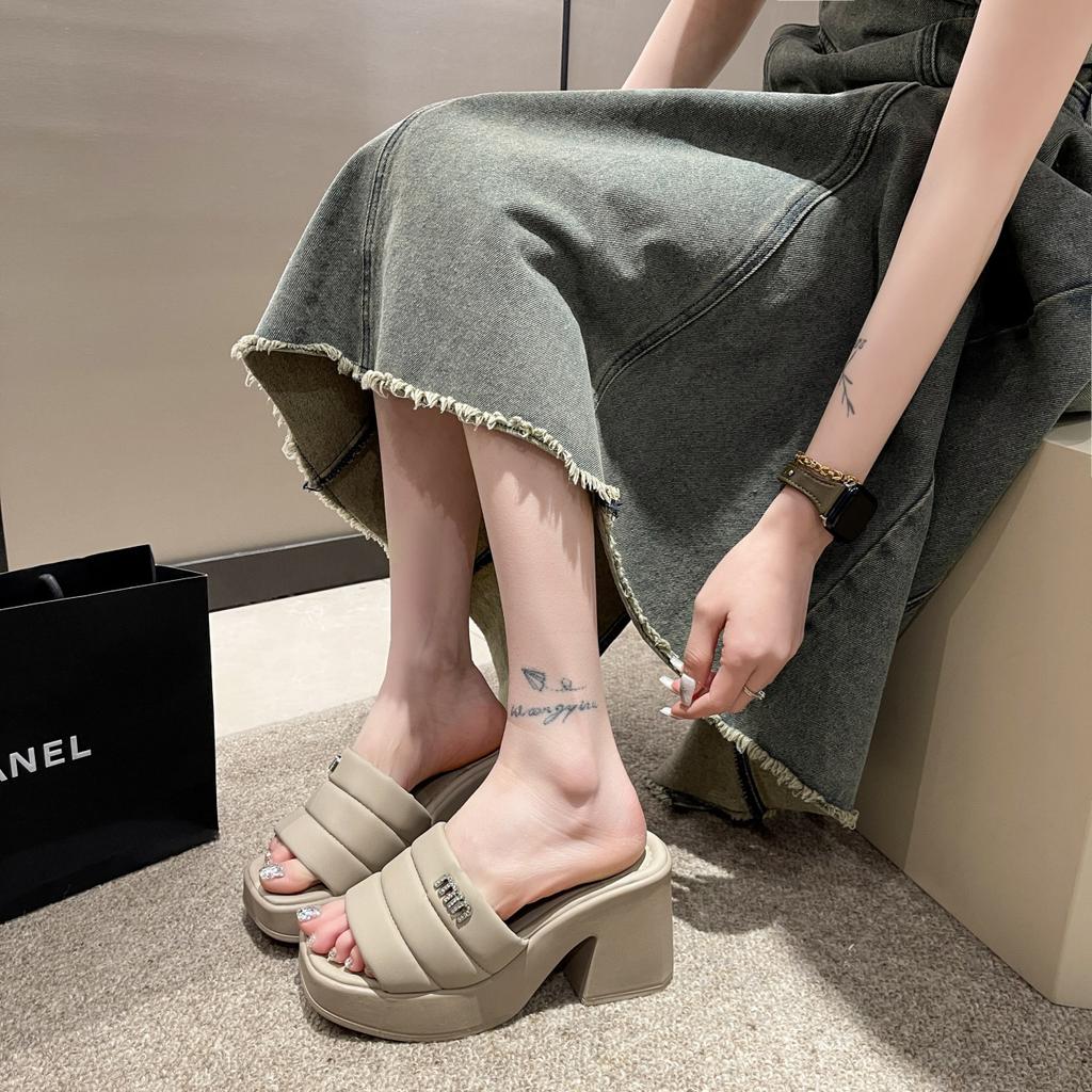 Стразы на толстой подошве одно слово крутые тапочки женские летние новые модные большие размеры внутренние увеличивающие рост наружные тапочки босоножки на высоком каблуке