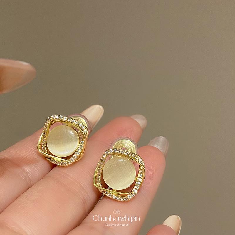 Square opal ear clips without holes, high-end light luxury zircon stud earrings, femininity retro painless mosquito coil disc earrings.