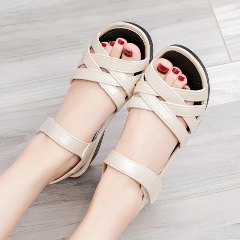 Летние сандалии для мамы для женщин среднего и пожилого возраста, нескользящие, для работы, на мягкой подошве, танкетка 4 см, бабушкины туфли для ношения на улице