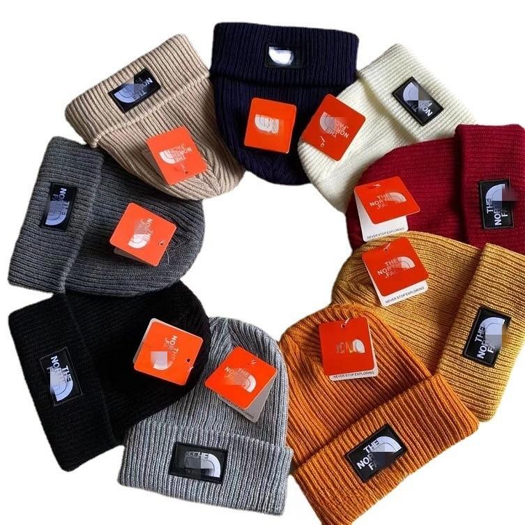 Вязаная шапка в городском стиле с вышивкой букв для повседневной носки в холодную погоду