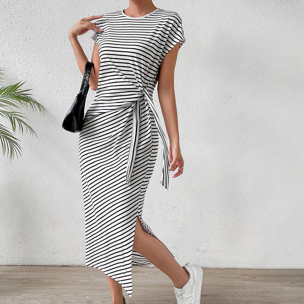 Платья в полоску приталенного силуэта с приталенной талией, слим-разрезом и круглым вырезом, женские платья