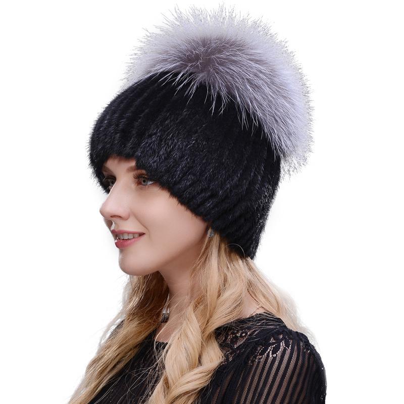 Женска вязаная шапка с помпоном из натурального меха