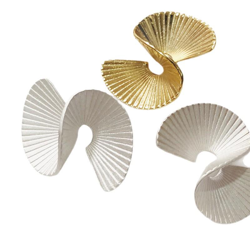 Серебряные серьги-пусеты в форме S-образных вееров для женщин: Французский нишевый дизайн с высококлассной элегантностью и уникальной индустриальной текстурой.