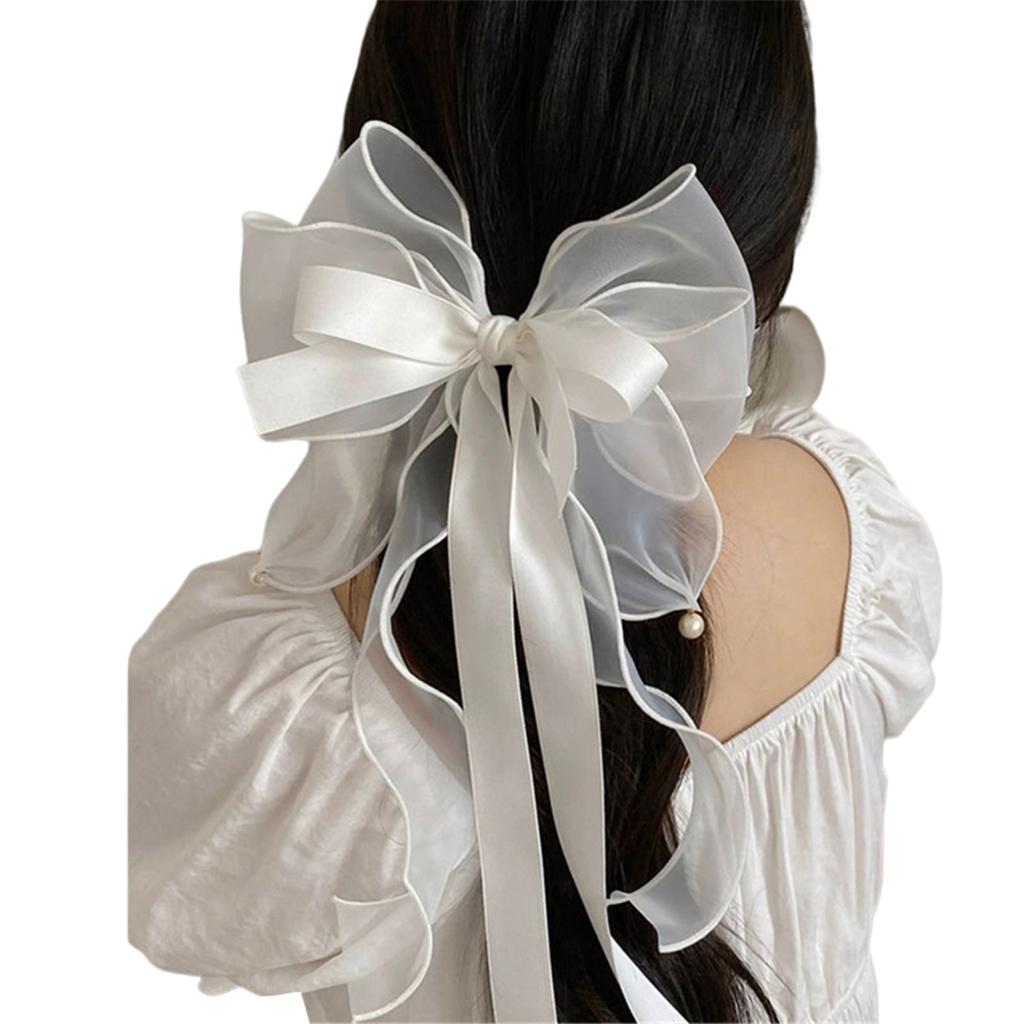 Нежная заколка для волос в виде вуали с бантом и бусинами. Добавьте нотку изысканности в свою прическу с помощью нежной заколки для волос.