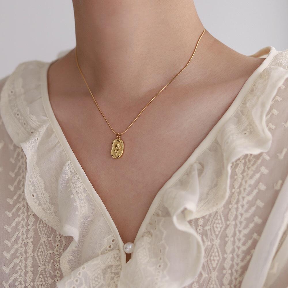 Fenny 18K PVD Plated Sweety Fashion Cuban Rose Tulip Coin Irregular Flower Pendant Necklace for Women Stainless Steel