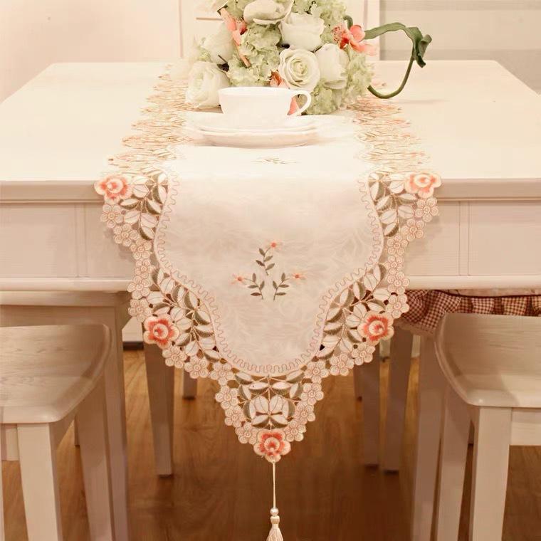 Пасторальный вышитый настольный флаг Весенний цветок Полиэстер Полая полоса ткани Домашний журнальный столик Скатерть Настольный флаг