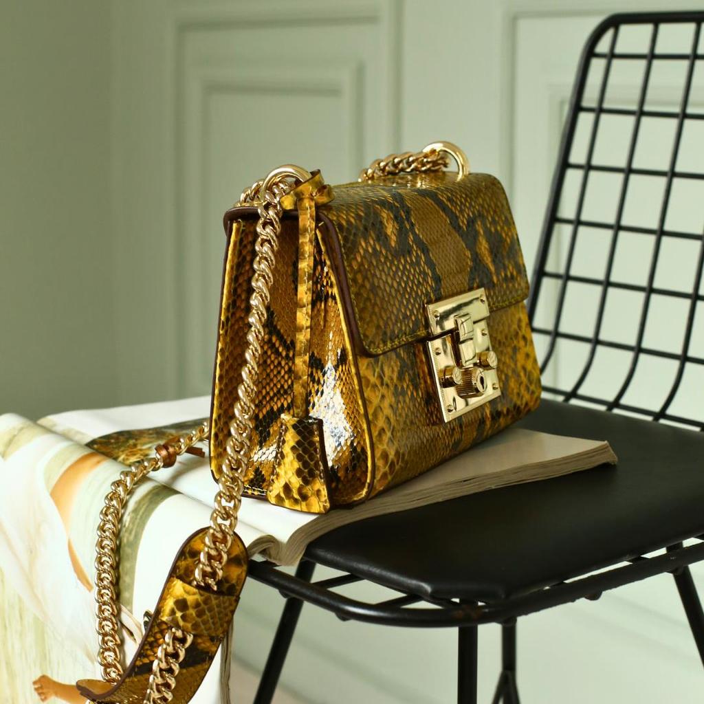 Модель женской сумки из натуральной кожи ограниченного выпуска