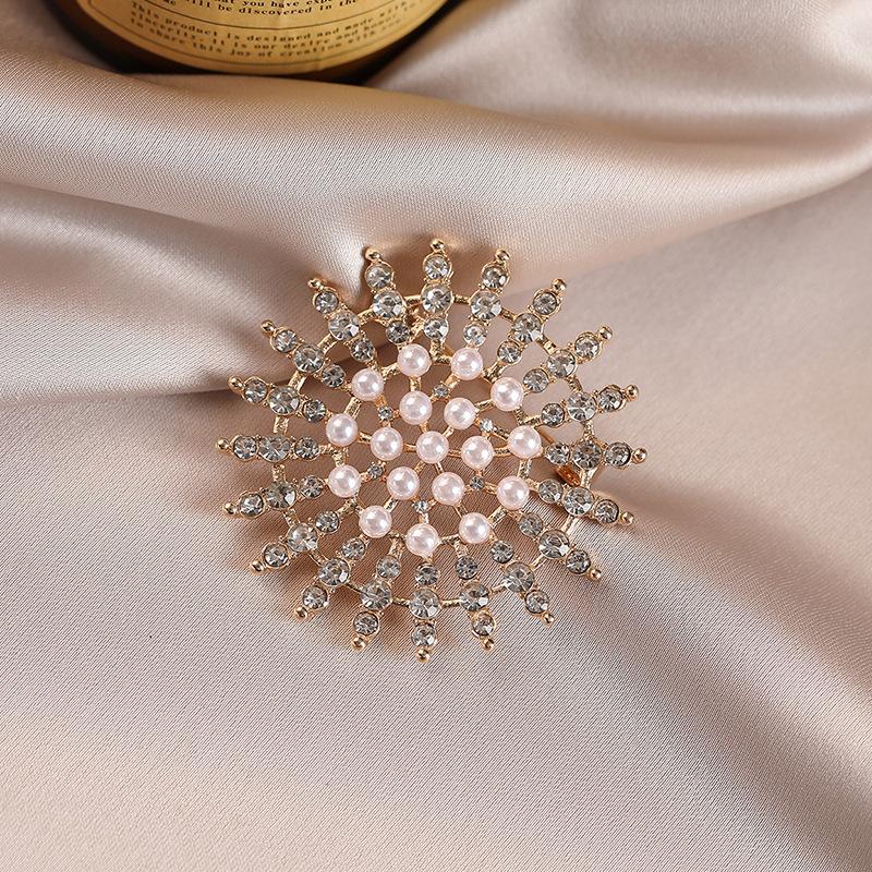 Sunflower Brooch for Women, A Light Luxury and High-end Look. Pearl and Diamond Brooch for Autumn and Winter Coat