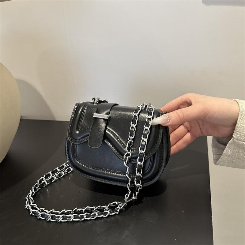 Однотонная текстура простая мода маленькая сумка женская сумка-цепочка 2025 весна новая универсальная ins сумка-мессенджер сумка-седло