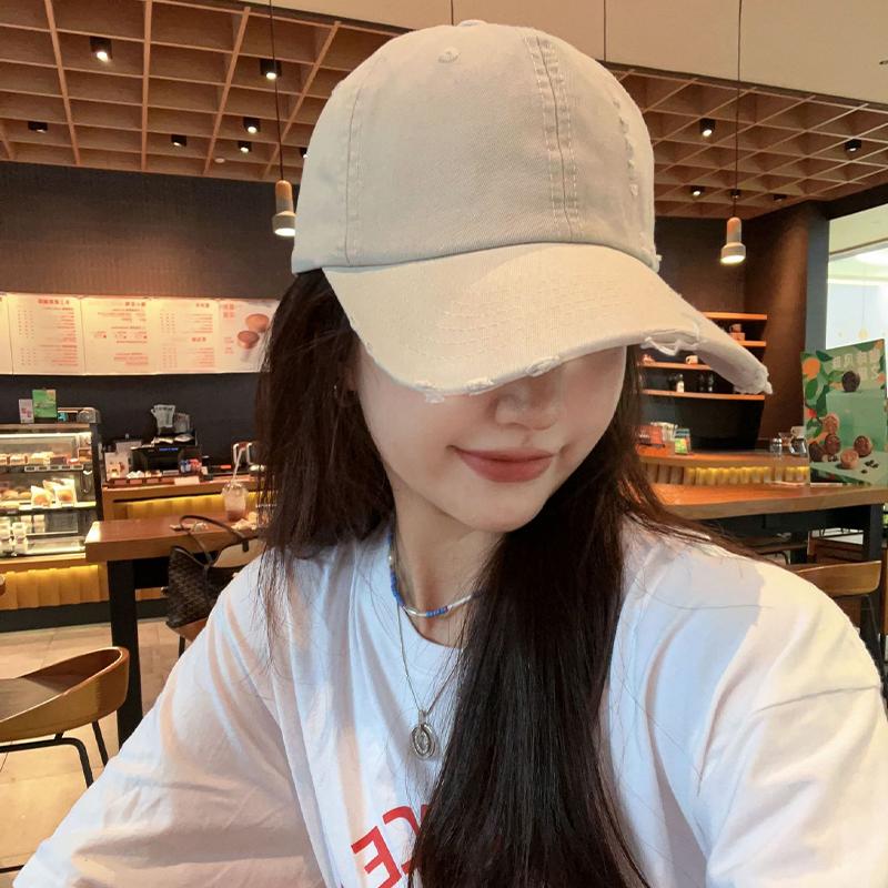 Бейсболка из хлопка в американском стиле с вышитыми буквами в минималистском стиле