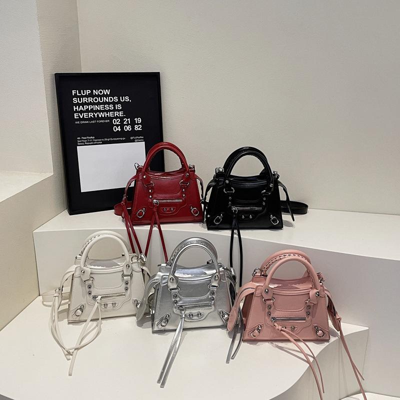 Women's Bag 2025 New Korean Version Fashion Rivet Shoulder Locomotive Bag Personalized Trend Messenger Small Square Bag Pu