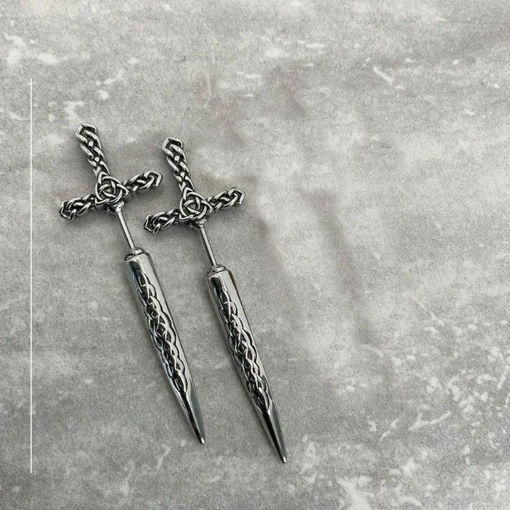 Готические Kinitial Панк Серьги-гвоздики в виде меча для женщин и мужчин Гот-узор Ушной пирсинг Серьга-кинжал Серьги-гвоздики Украшения
