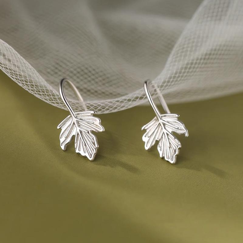 Light Luxury Maple Leaf Earrings Women's Simple Niche Design Sense Leaf Stud Earrings Personalized Leaf Earrings