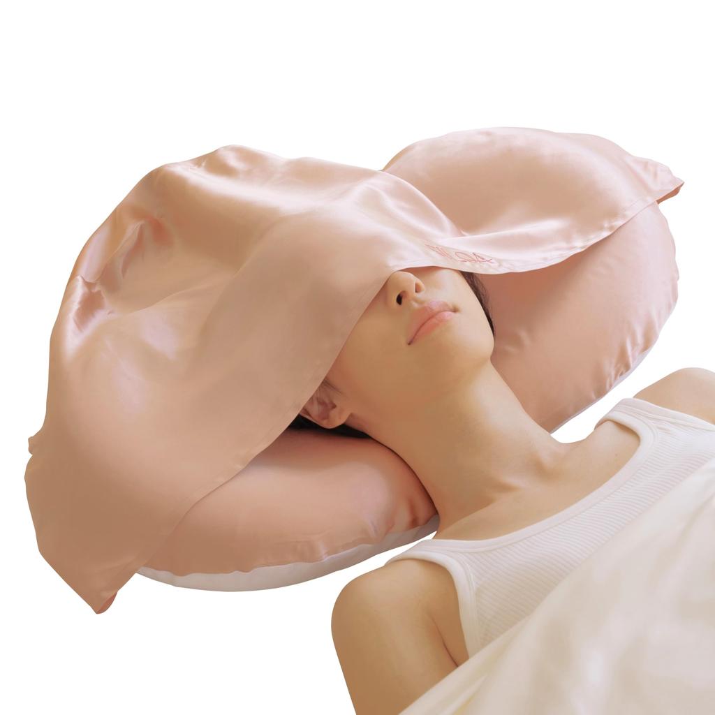 Подушка для волос Raw Silk Hair Care Pillow защищает волосы от статического электричества и обеспечивает гладкость по утрам. В комплект входят наволочки из высококачественного шелка 30 момми x 30.