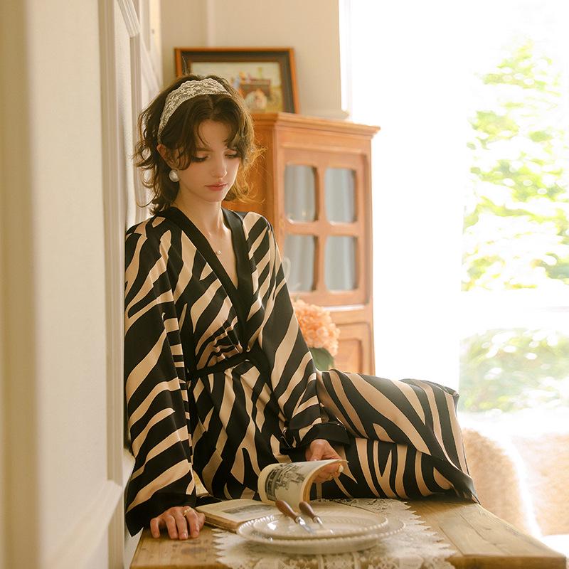 Шелковый халат с принтом зебры, V-образным вырезом, контрастной отделкой и расклешенными рукавами - Удобная длинная домашняя одежда